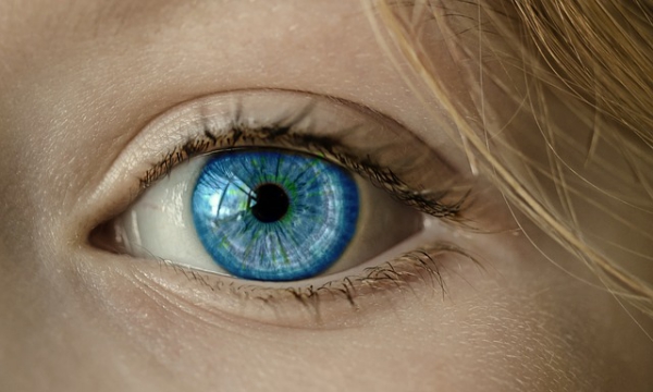 Нервный тик глаза – причины и его лечение у взрослых гипнозом на приеме гипнотерапевта